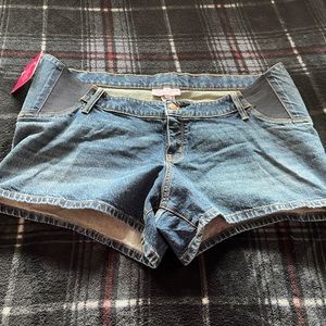 NWT Isabel maternity shorts